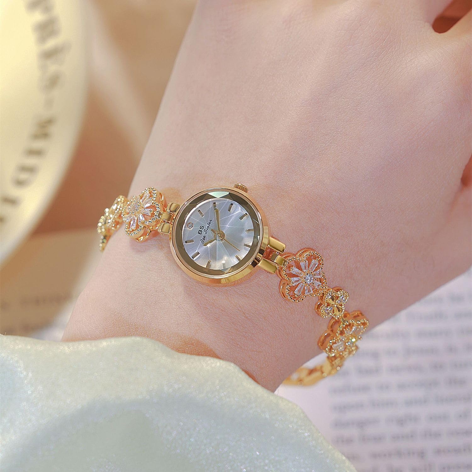 Gosasa Vintage Gold Watch for Women Four-Leaf Clover Diamond Women’s Bracelet Watch Stainless Steel Elegant Dainty Small Ladies Dress Wrist Watch Waterproof Luxury Gift - Image 5