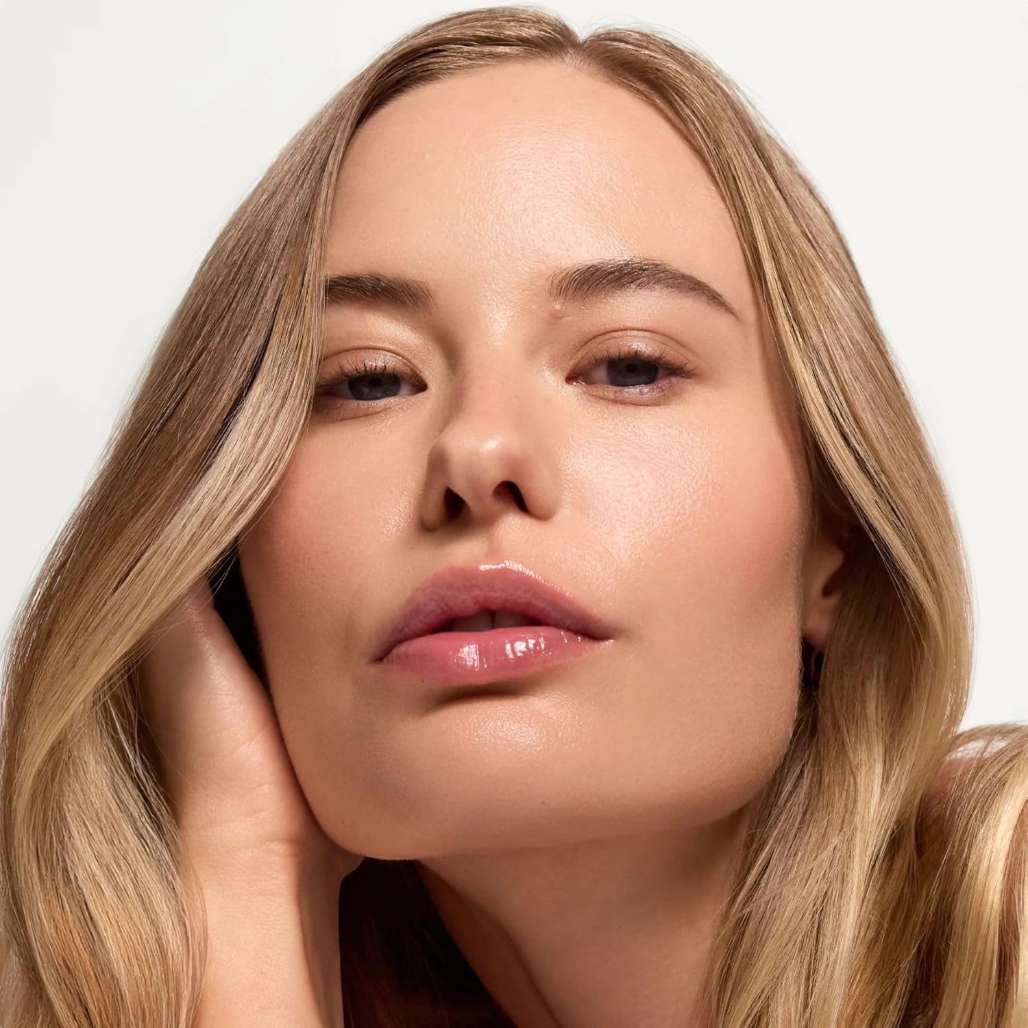 Summer Fridays Sheer Skin Tint - Tinted Moisturizer with Hyaluronic Acid - Helps Diminish Uneven Skin Tone - Sheer to Light Coverage - Shade 4.5 - Medium with Cool Peach Undertones (1 Fl Oz) - Image 5